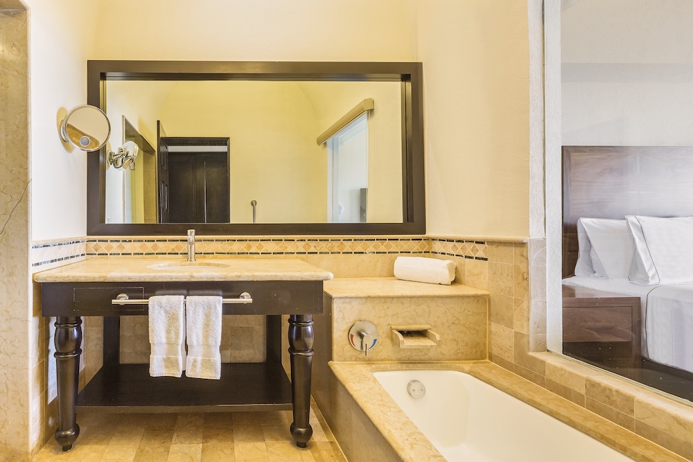 Deluxe Room, 1 King Bed, Ocean View - Photo 6