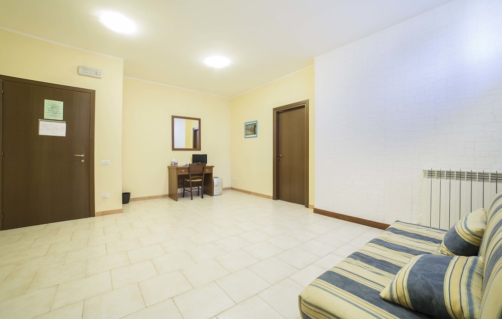 Family Room, 3 Bedrooms, Private Bathroom photo 2