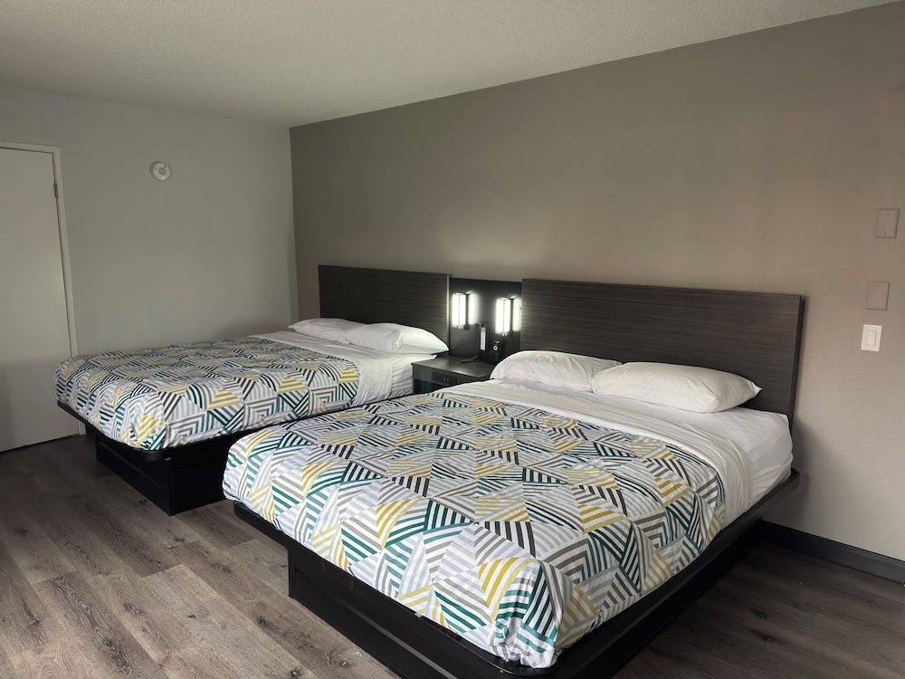 Deluxe Room, 2 Queen Beds, Non Smoking, Refrigerator & Microwave