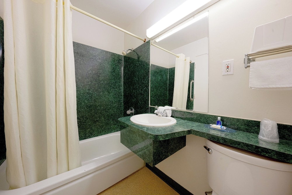 Basic Room, 1 King Bed - Photo 3