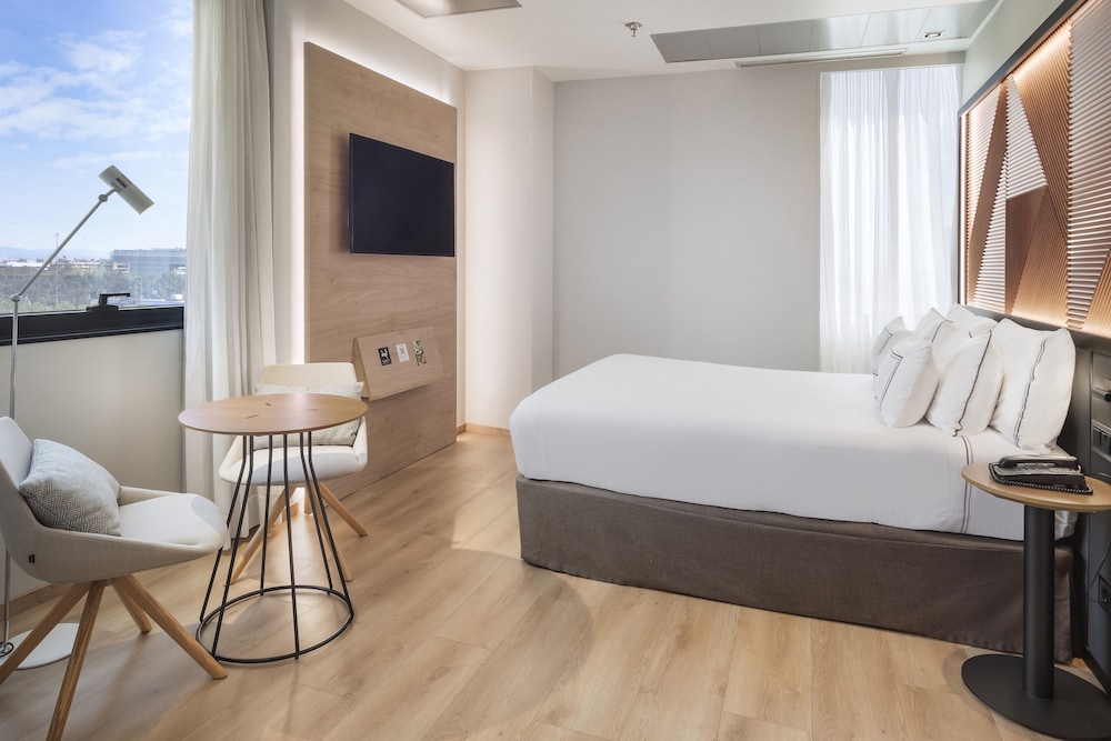Melia Twin Room thumbnail 6