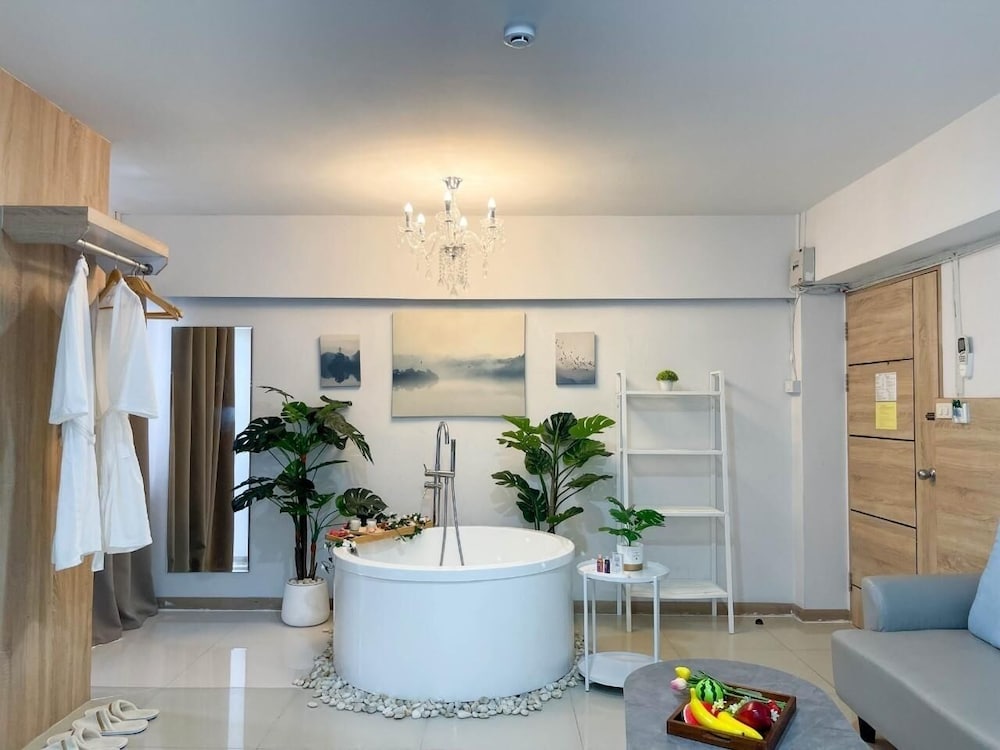 Premium Room, 1 King Bed, Non Smoking, Bathtub photo 3