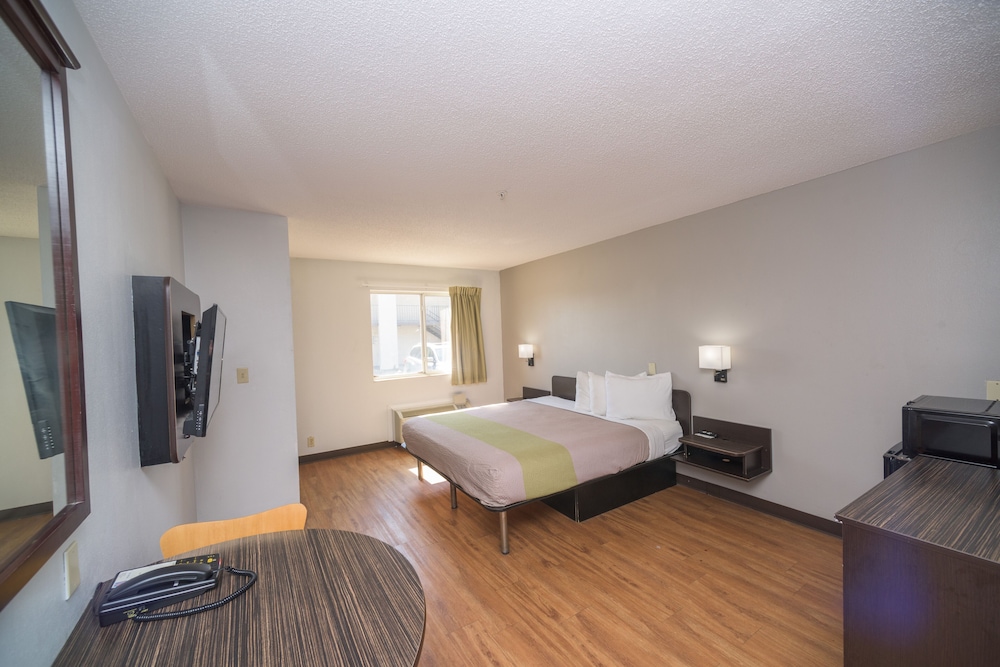 Deluxe Suite, 1 King Bed, Non Smoking, Kitchenette photo 3