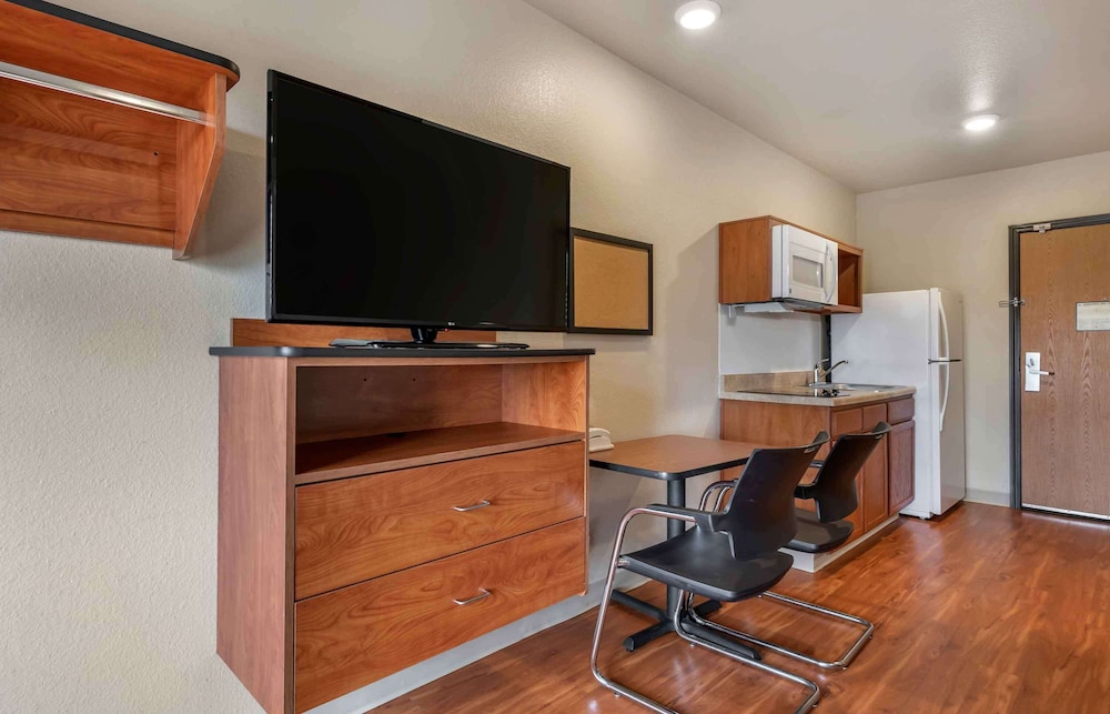 Standard Studio, 2 Queen Beds, Refrigerator & Microwave photo 3