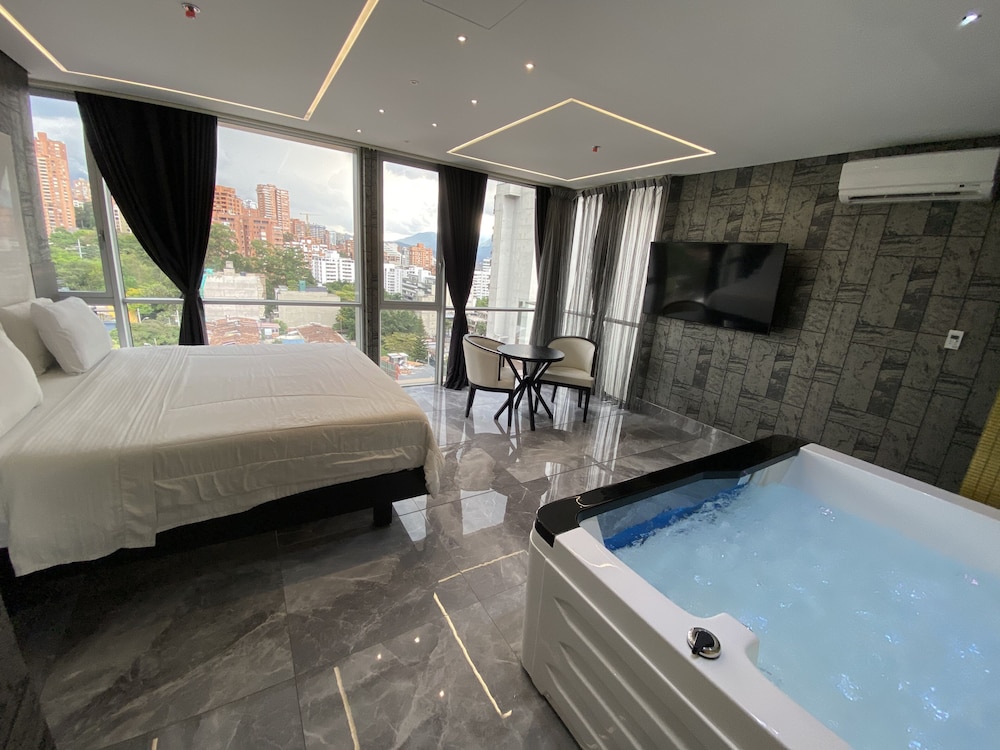Suite with hot tub - Photo 1