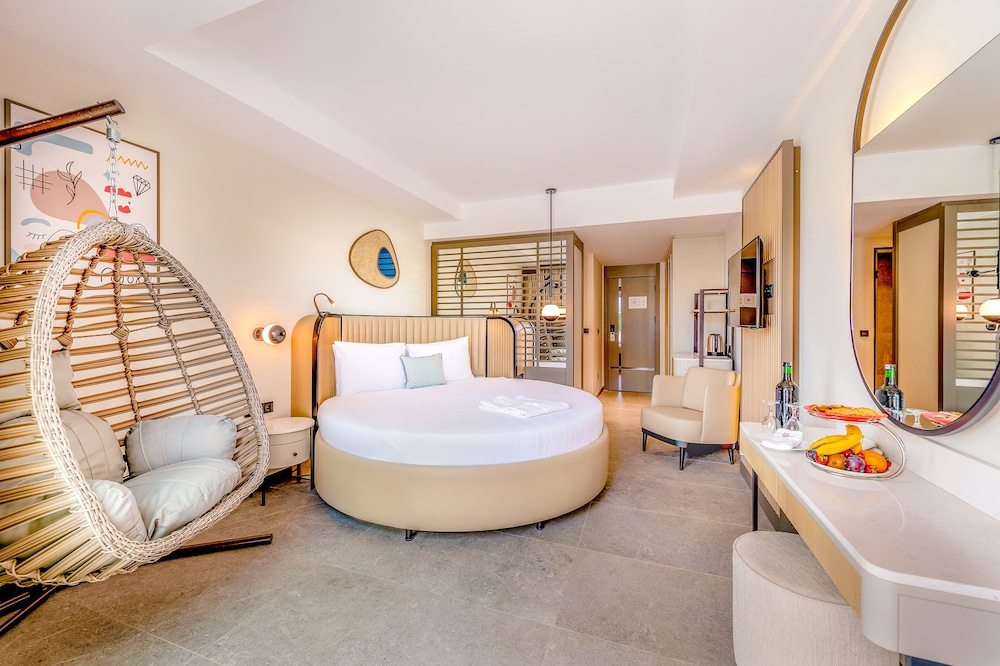 Comfort Swim up Room +13