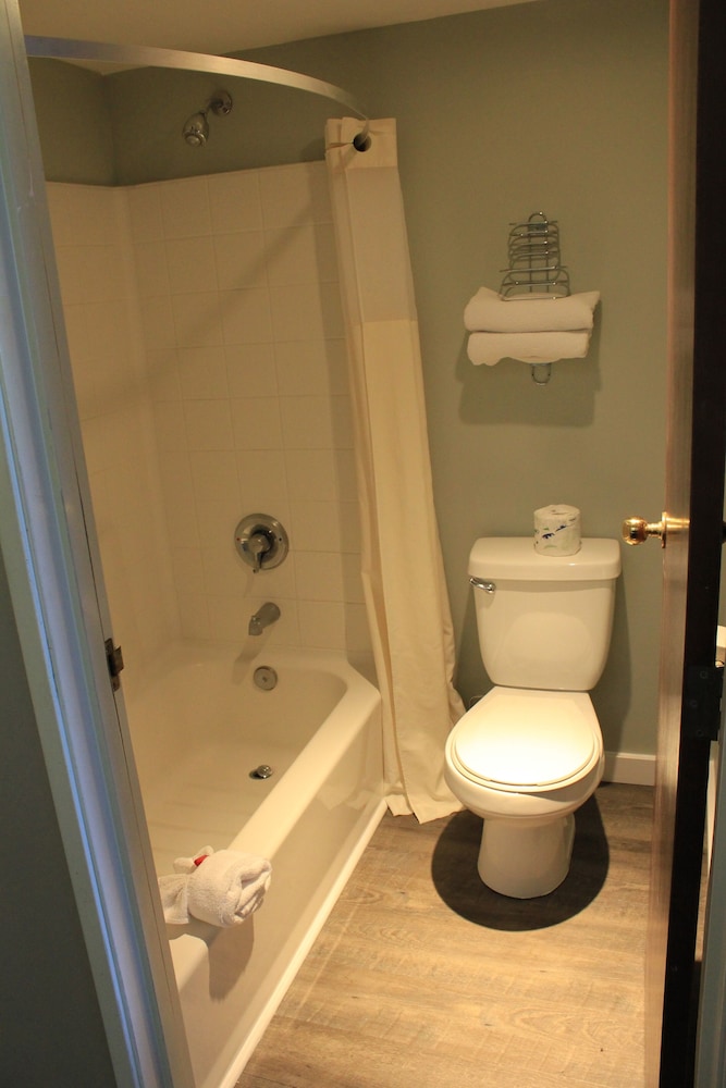 Standard Studio Suite, 1 Queen Bed, Non Smoking, Jetted Tub - Photo 6