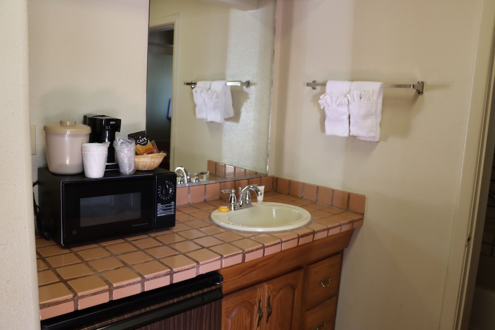 Deluxe Room, Multiple Beds (Deluxe Room(No Pets)) - Photo 9