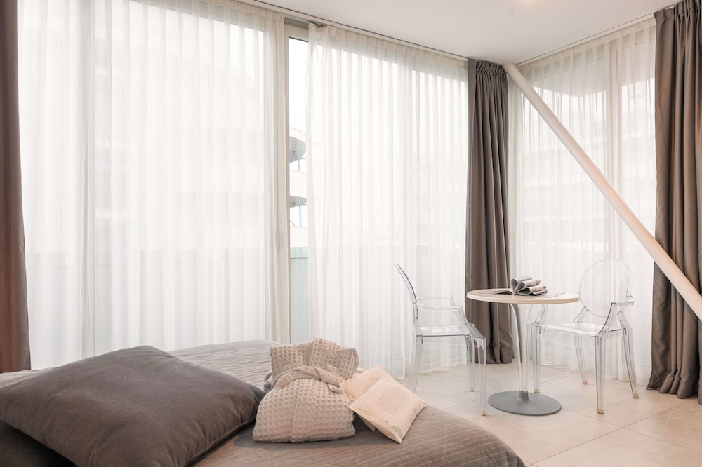 Family Room, Partial Sea View photo 3