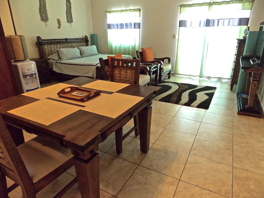 Comfort Studio, 1 King Bed, Pool View, Beachfront photo 1