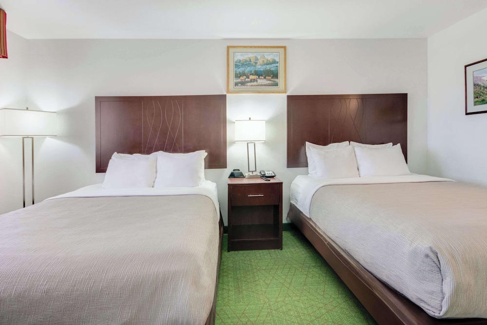 Standard Room, 2 Queen Beds, Non Smoking - Photo 3