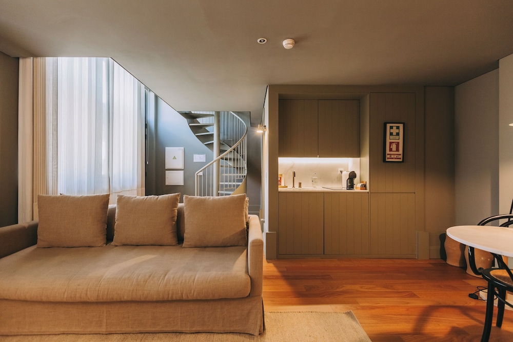 Mezzanine - Photo 1
