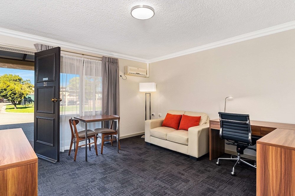 Executive Suite, 1 King Bed, Non Smoking - Photo 6