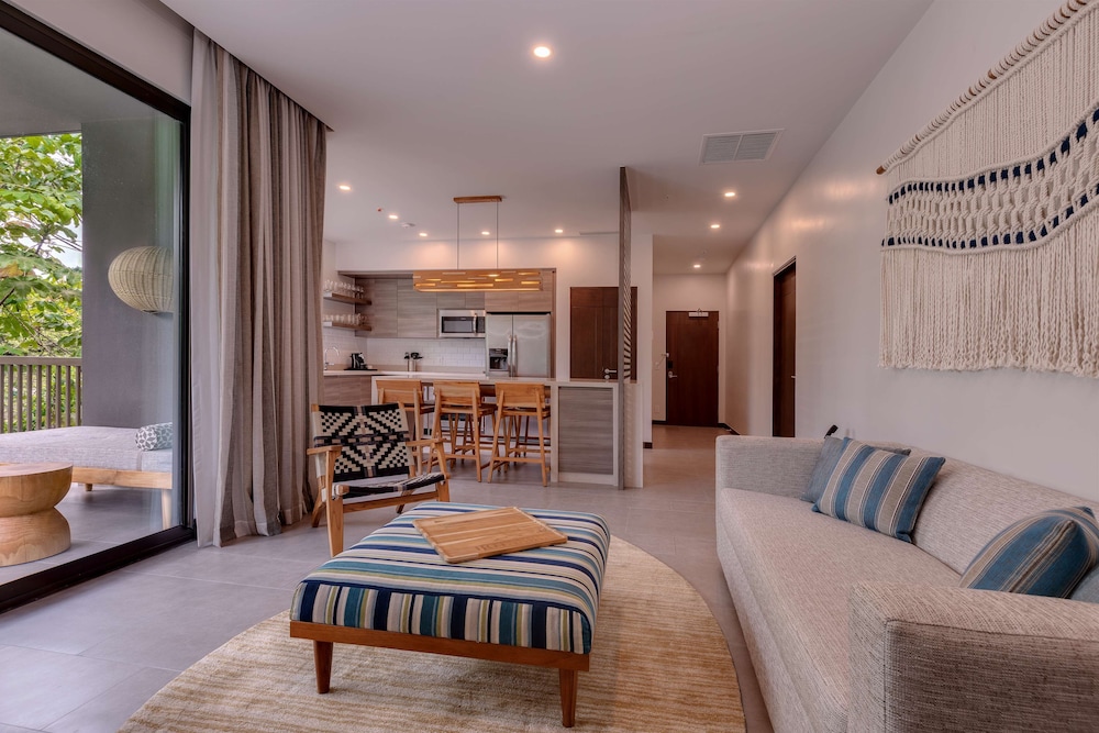 Suite, 3 Bedrooms - Photo 13