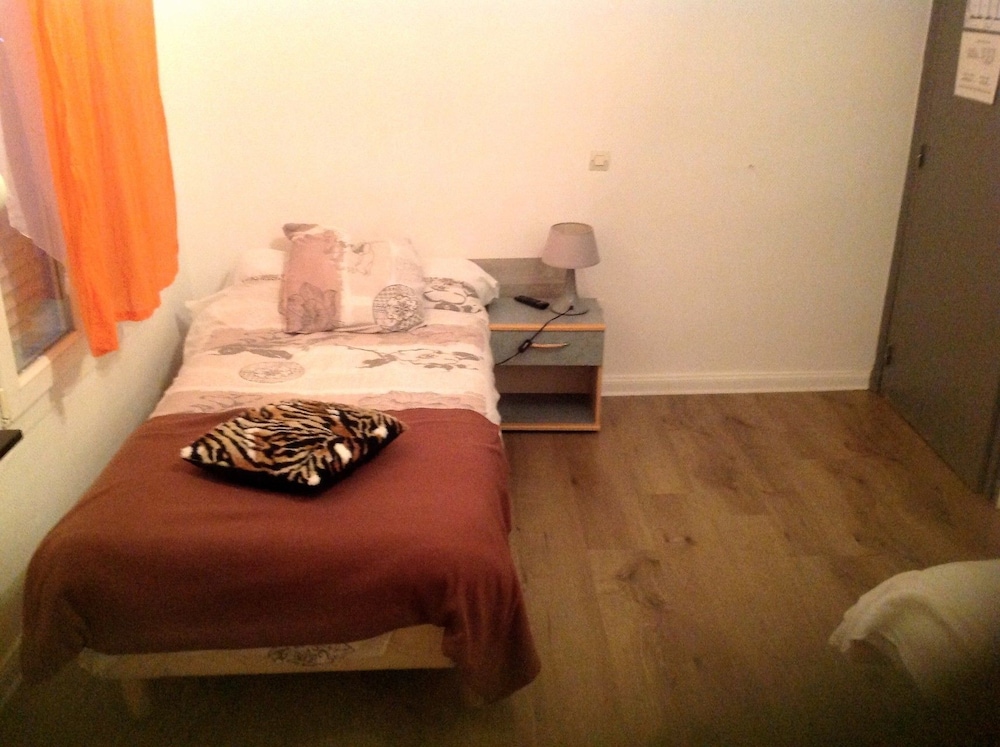 Twin Room, Shared Bathroom photo 3