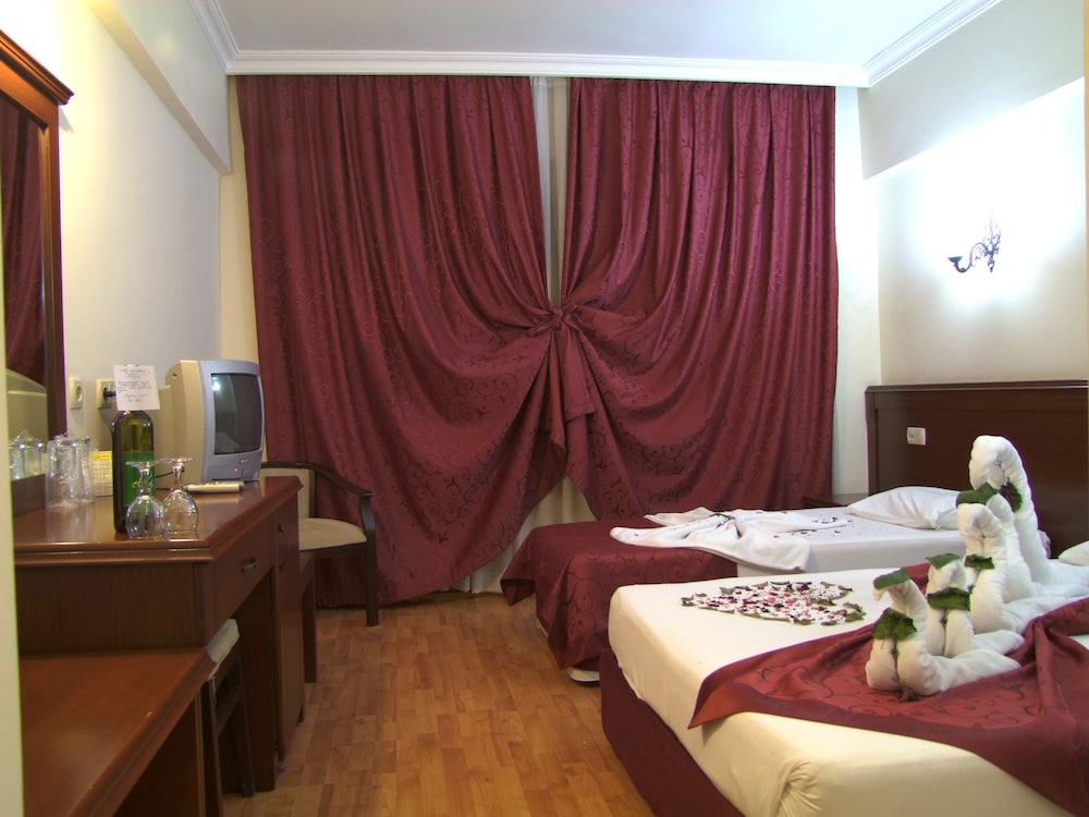 Standard Double or Twin Room thumbnail 5