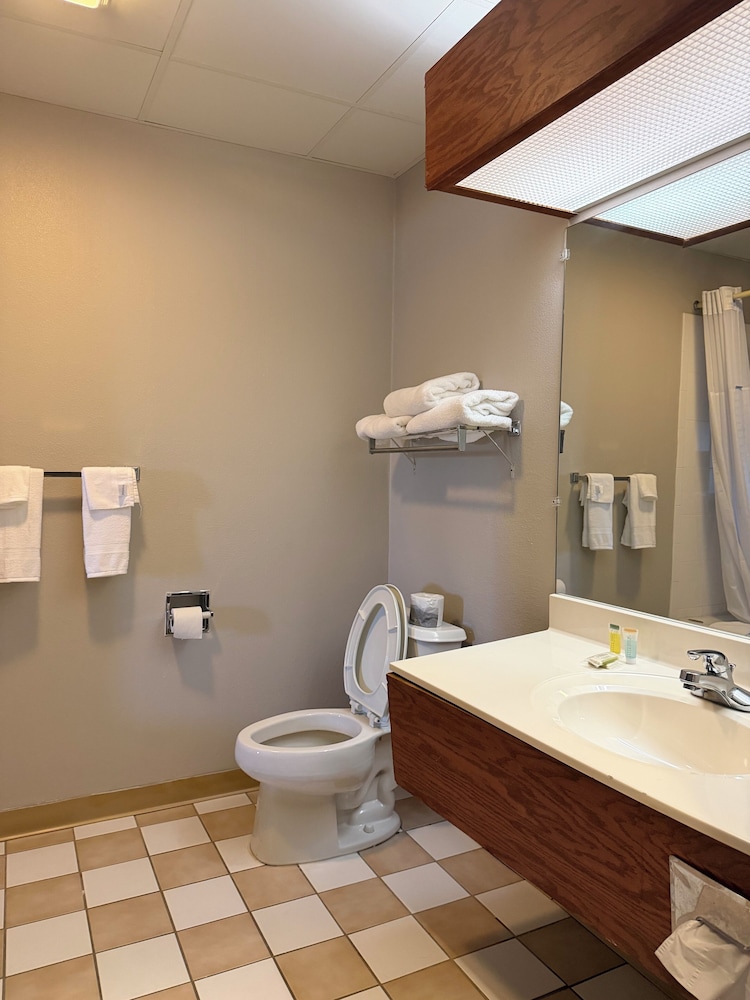 Deluxe Single Room, 1 King Bed, Jetted Tub photo 2
