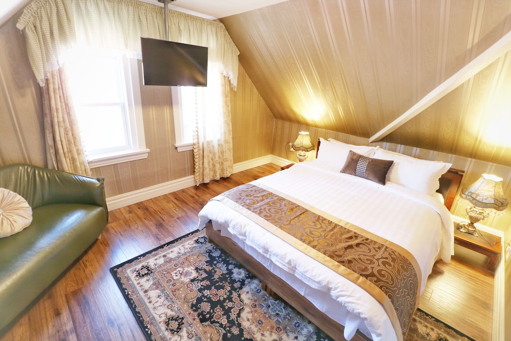 Comfort Room, 1 Queen Bed, City View - Third Floor photo 1