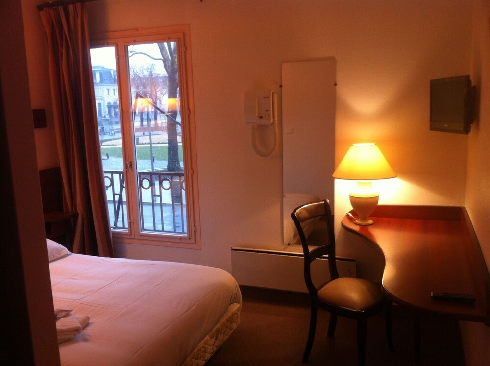 Economy Double Room Cabin shower photo 2