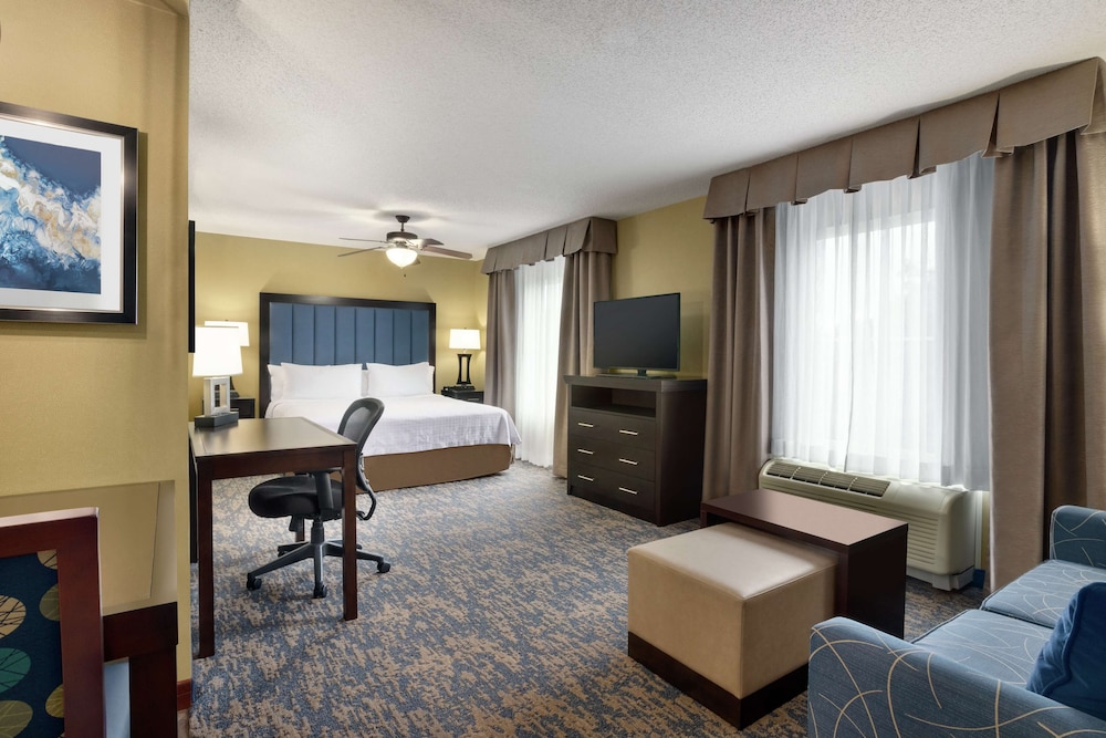 Premier Studio, 1 King Bed, Non Smoking - Photo 1