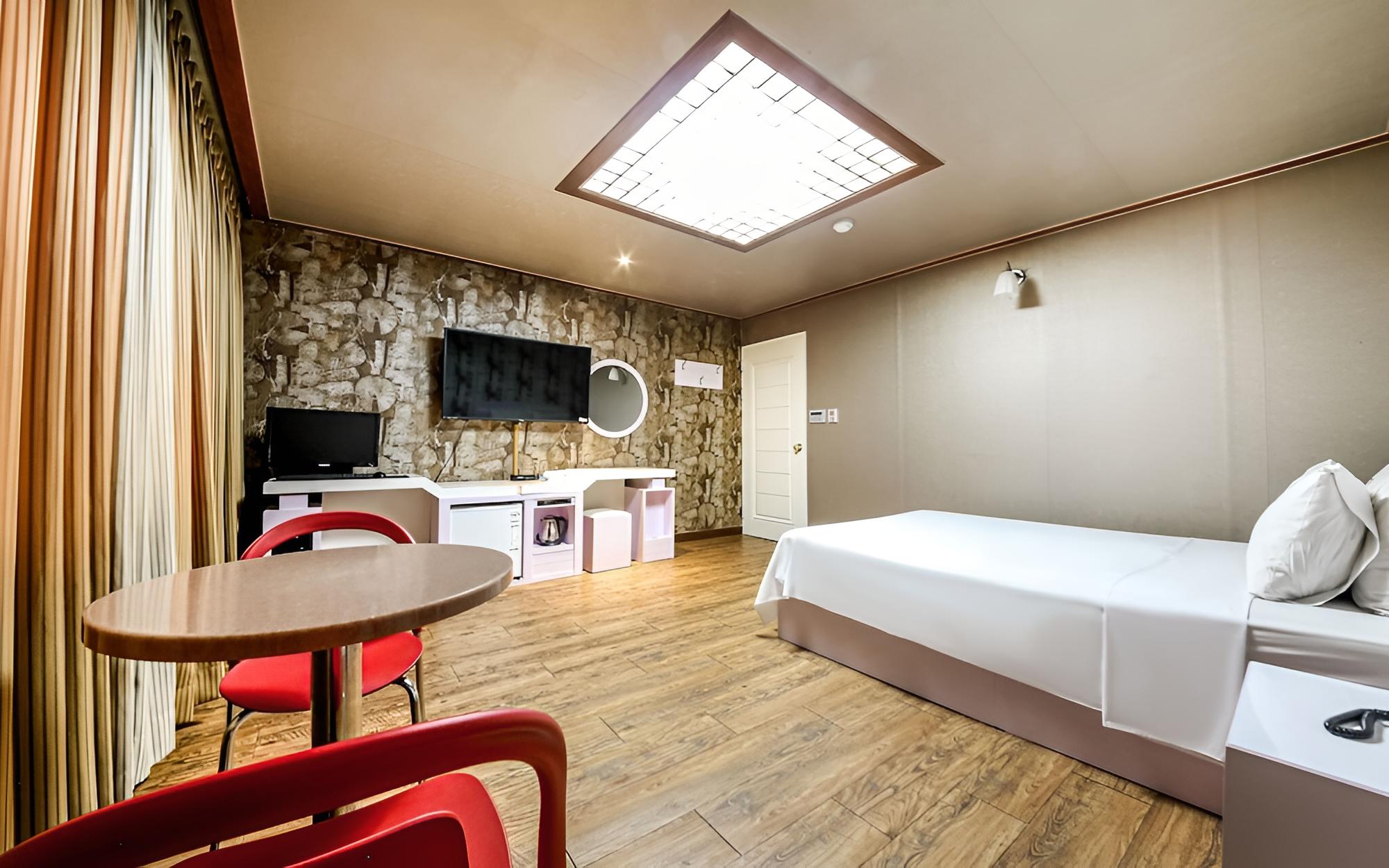 Room (Standard Room) - Photo 7