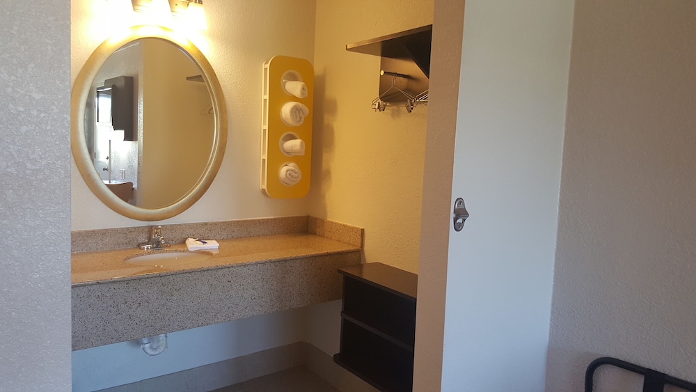 Standard Room, 2 Double Beds, Non Smoking - Photo 10