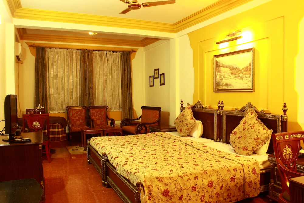 Superior Suite, 1 King Bed, Hill View