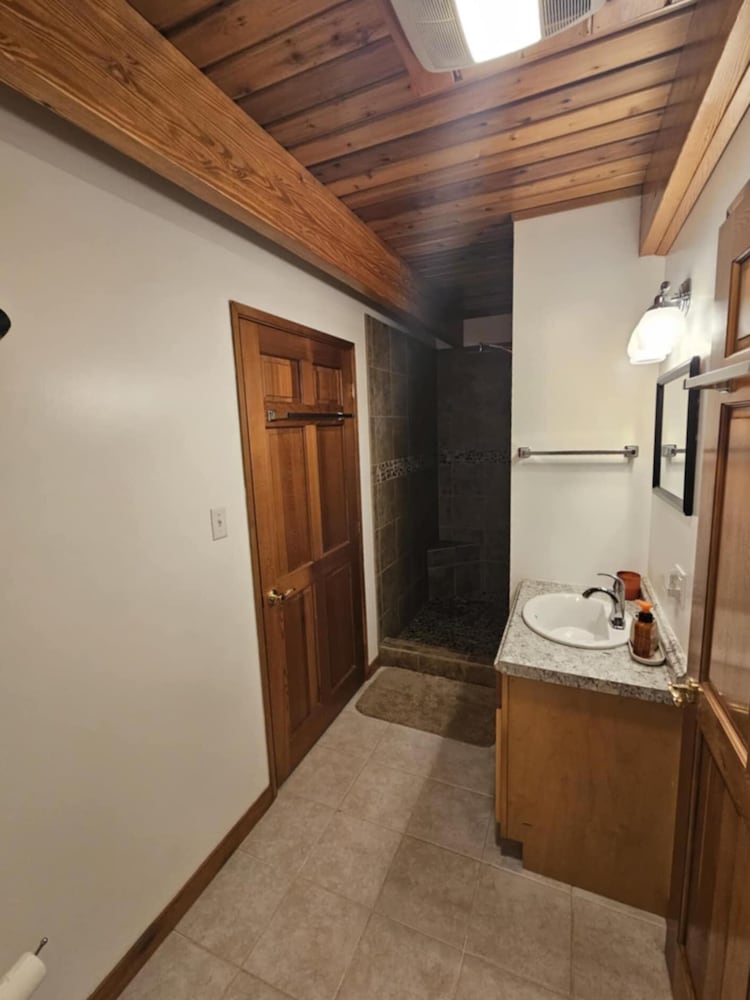 Bear Room at Bear Mountain Lodge photo 2