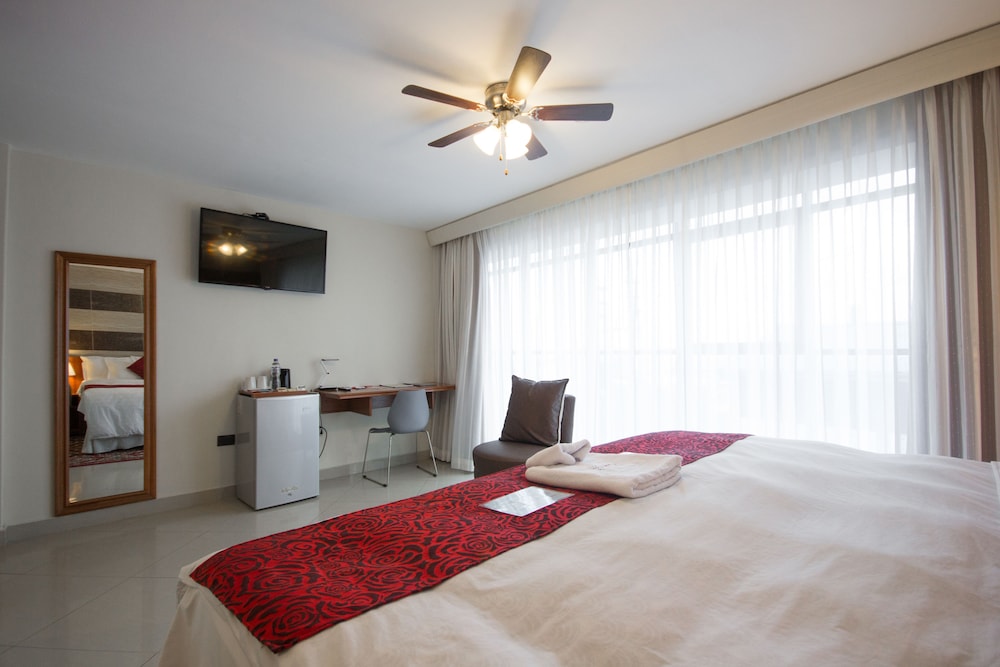 Family Room, 1 Bedroom - Photo 7