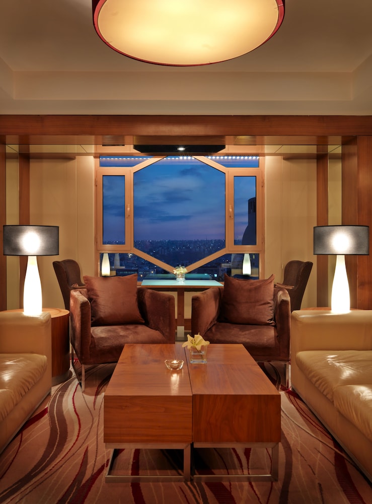 Grand Suite, 1 King Bed - Photo 3