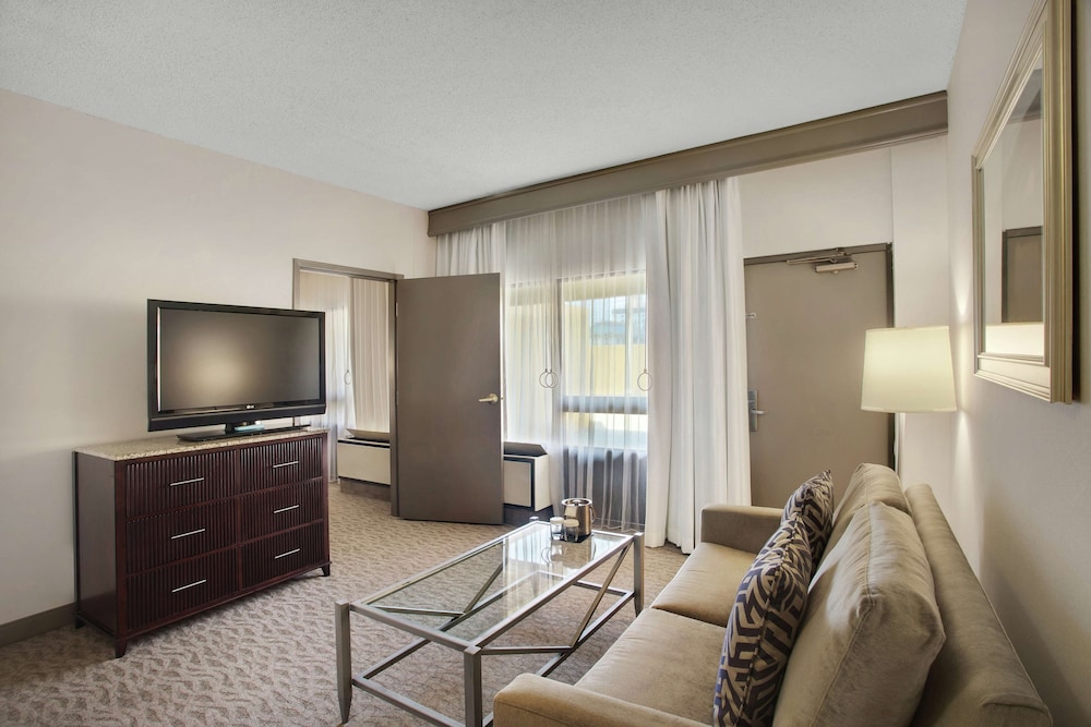 Suite, 1 King Bed, Accessible, Bathtub - Photo 3