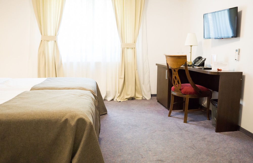 Double or Twin Room, 2 Twin Beds, Park View photo 2