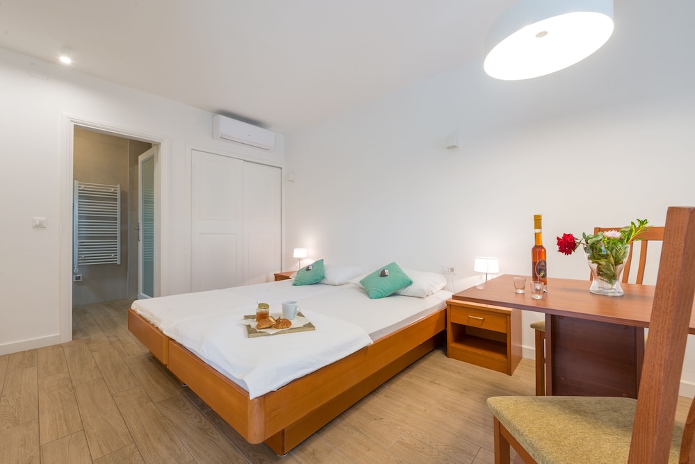 Villa (Six Bedroom Villa With Terrace And Sw)