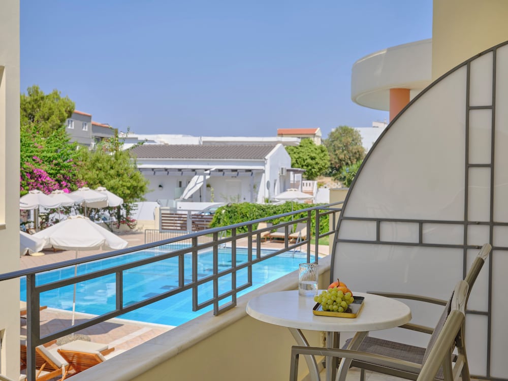 Triple Room Pool View photo 3