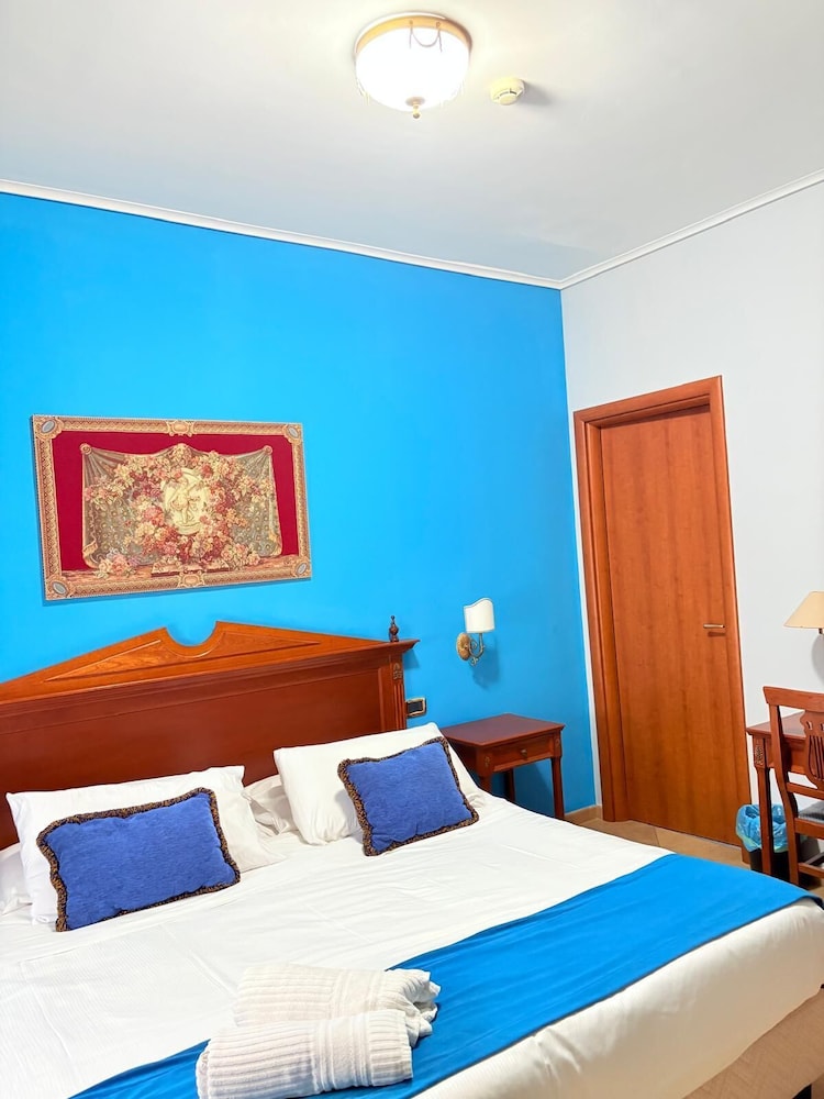 Superior Double or Twin Room - Photo 10
