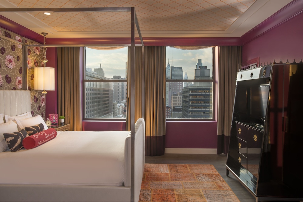 Premium King Room with Communications and Mobility Accessible Tub