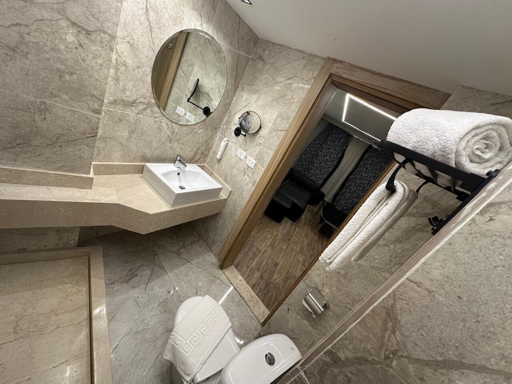 Deluxe Double Room thumbnail 5
