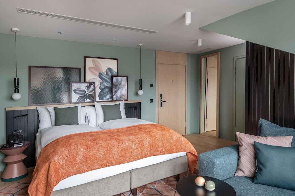 Business Double Room, 1 King Bed - Photo 1