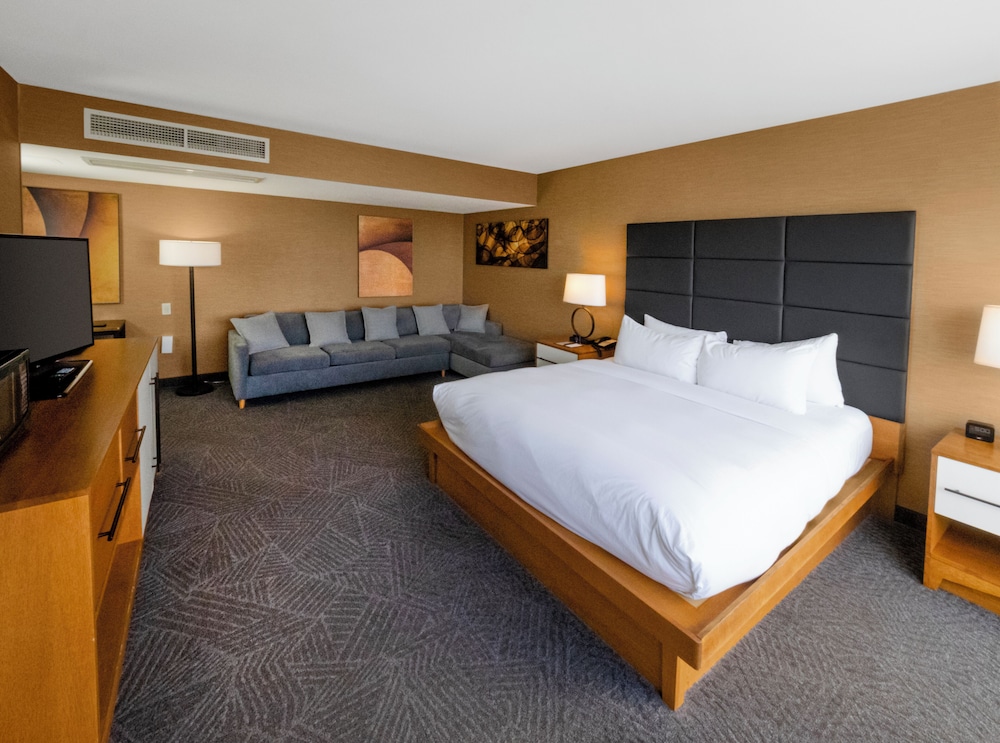 Room, 1 King Bed, Jetted Tub, River View (Balcony) photo 2