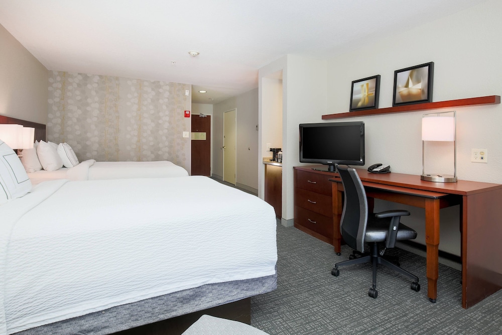 Room, 2 Queen Beds (Mobility/Hearing Accessible, Tub) - Photo 2