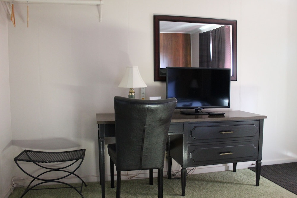 Standard Room, 1 Queen Bed photo 2