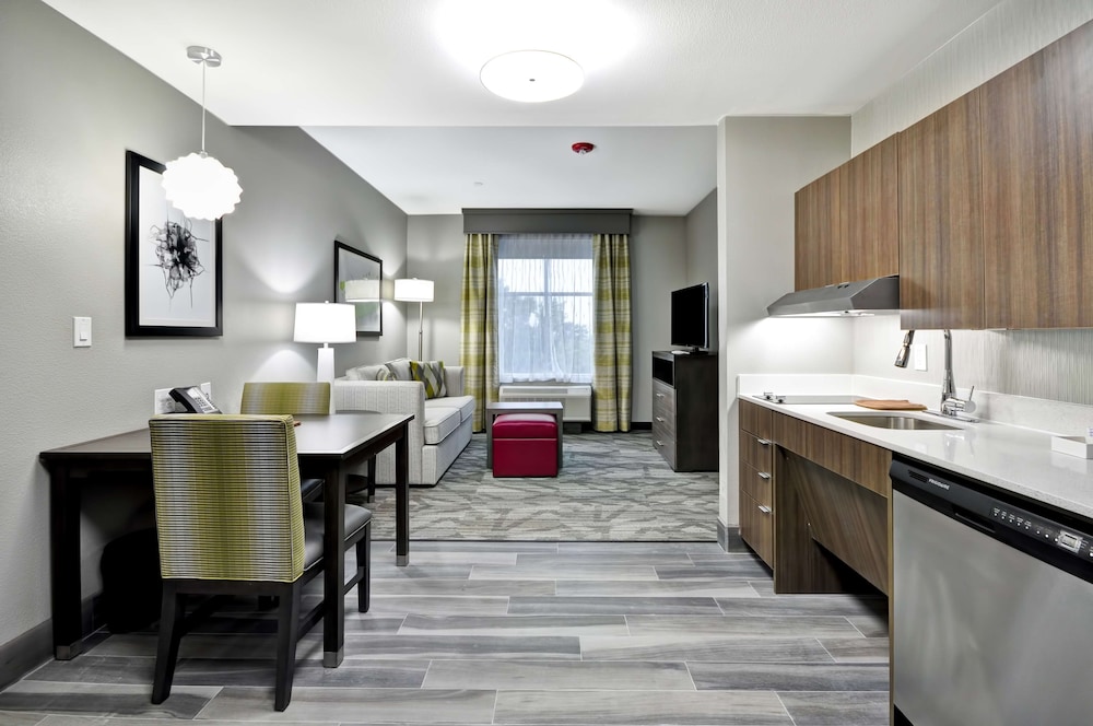 Suite, 1 King Bed, Accessible, Non Smoking (Bathtub) photo 2