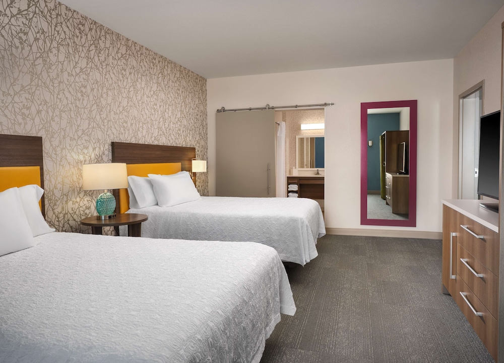 Suite, 2 Queen Beds, Accessible (Mobility & Hearing, Roll-in Shower) - Photo 2