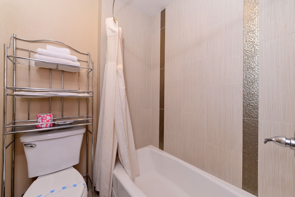 Deluxe Room, 2 Queen Beds, Refrigerator & Microwave photo 3