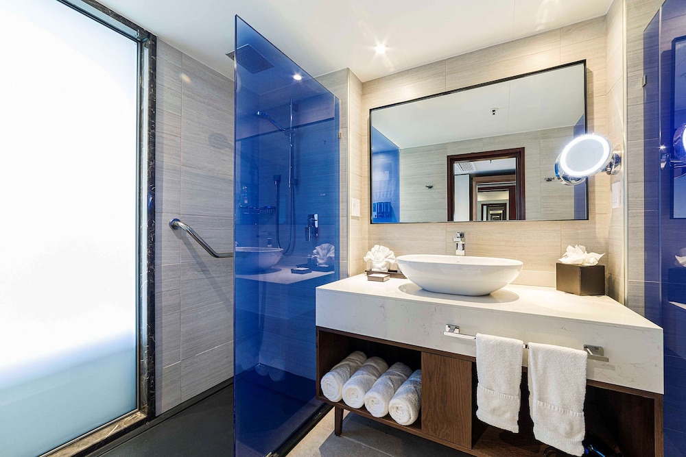 Deluxe Room, 1 King Bed, Pool View (Signature Ocean View King) - Photo 4