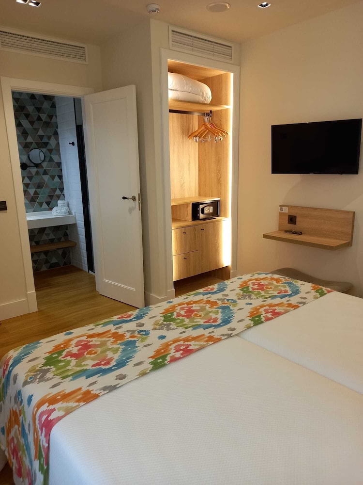 Economy Twin Room photo 3