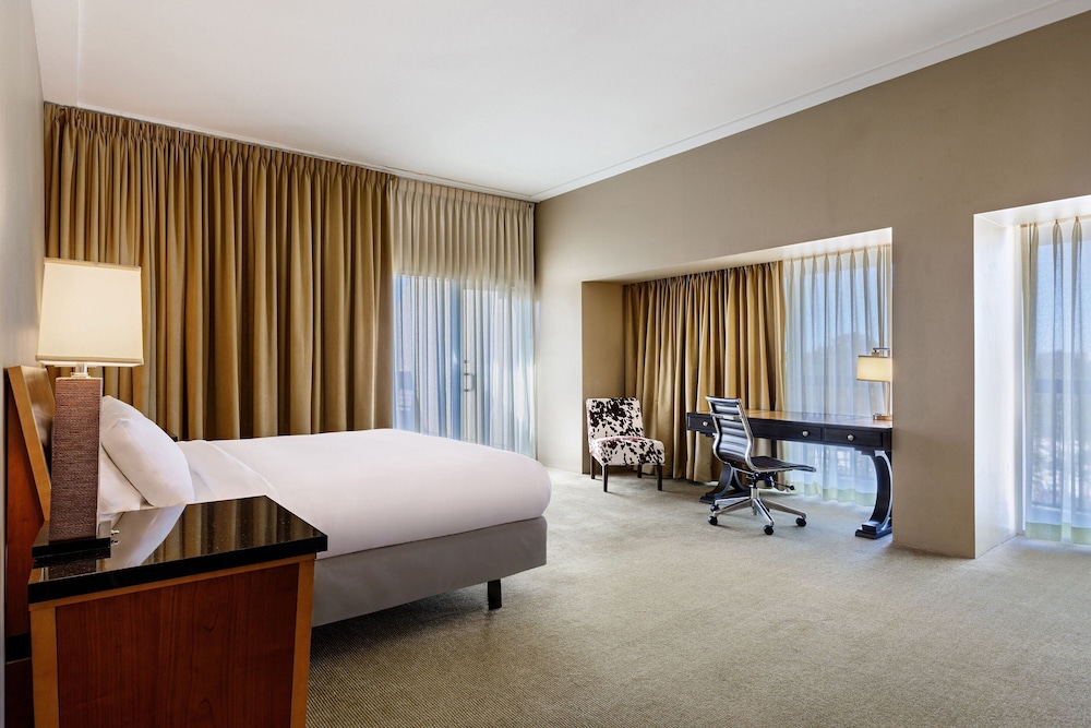Suite, 1 Bedroom - Photo 1