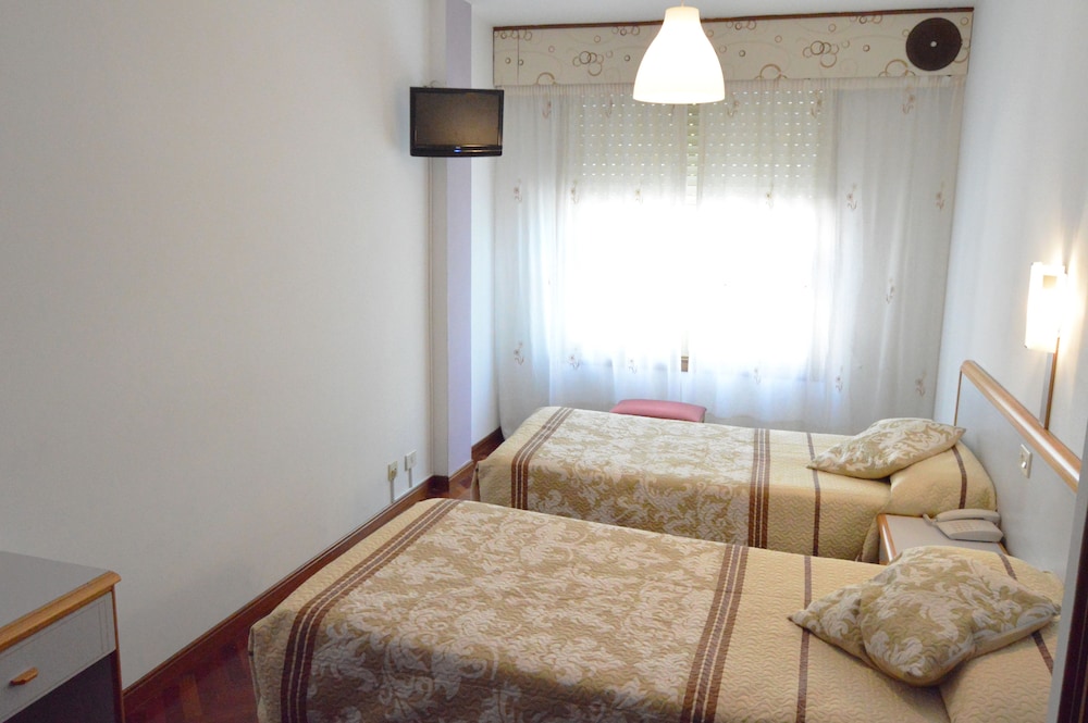 Twin Room (with Extra-Bed) photo 3
