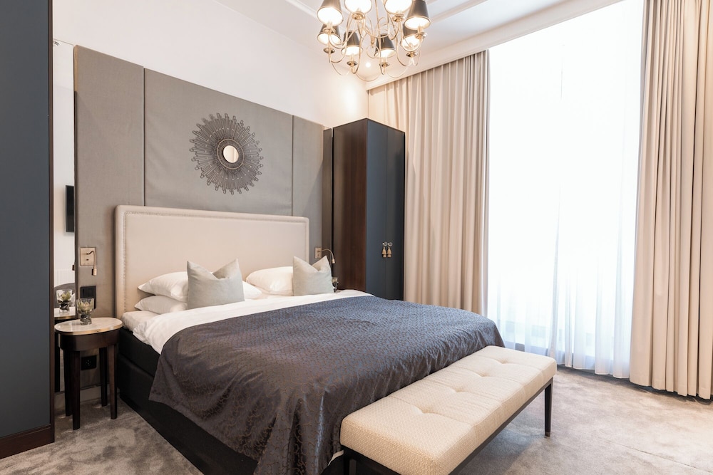 Suite - Photo 19