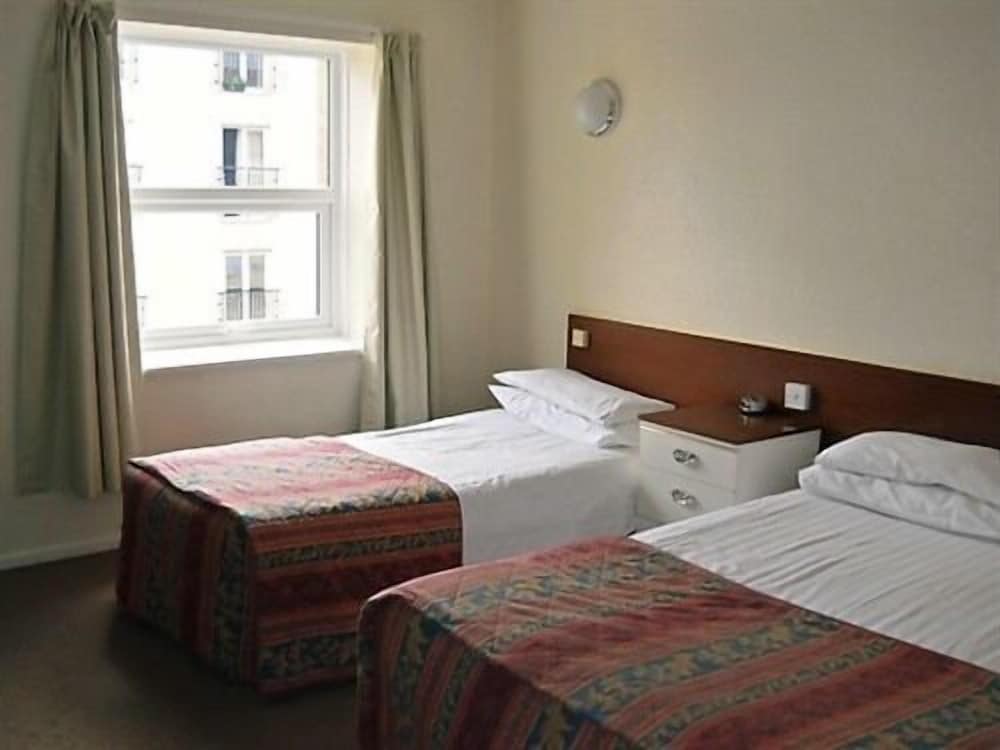 Suite, Ensuite (with shower over bath) photo 2